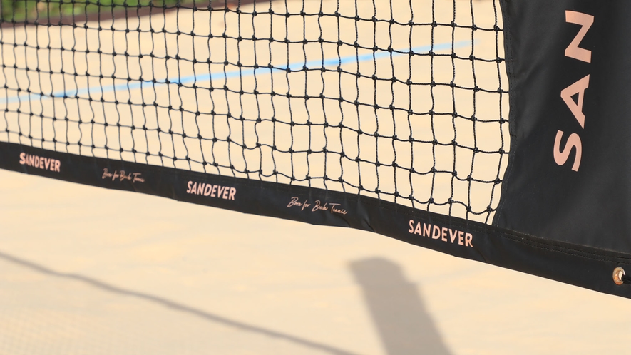 施設◆ビーチテニスコートの砂は鉄が入っていないためあまり熱くならない*