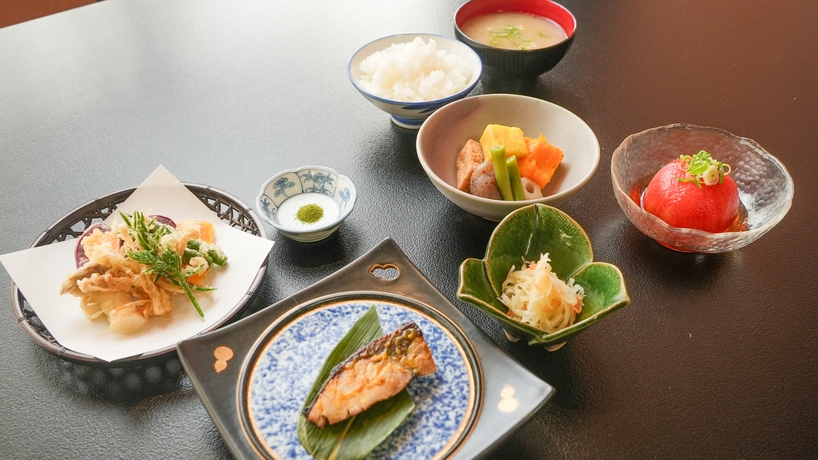 蕎麦無し【夕食は軽めの5品】夕・朝食付で8，840円〜♪温泉はほぼ24時間入浴可♪【春秋】