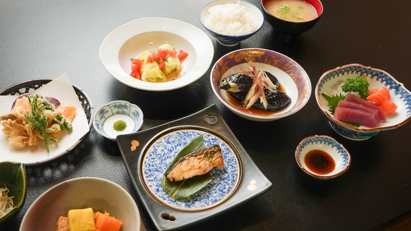 蕎麦無し　夕・朝食付き　夕食はスタンダード6品♪　天然温泉で寛ごう♪【春秋】
