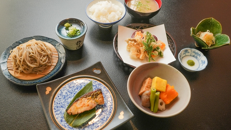 【夕食は軽めの5品】夕・朝食付で8，840円〜！温泉はほぼ24時間入浴可♪長期滞在にも【春秋】