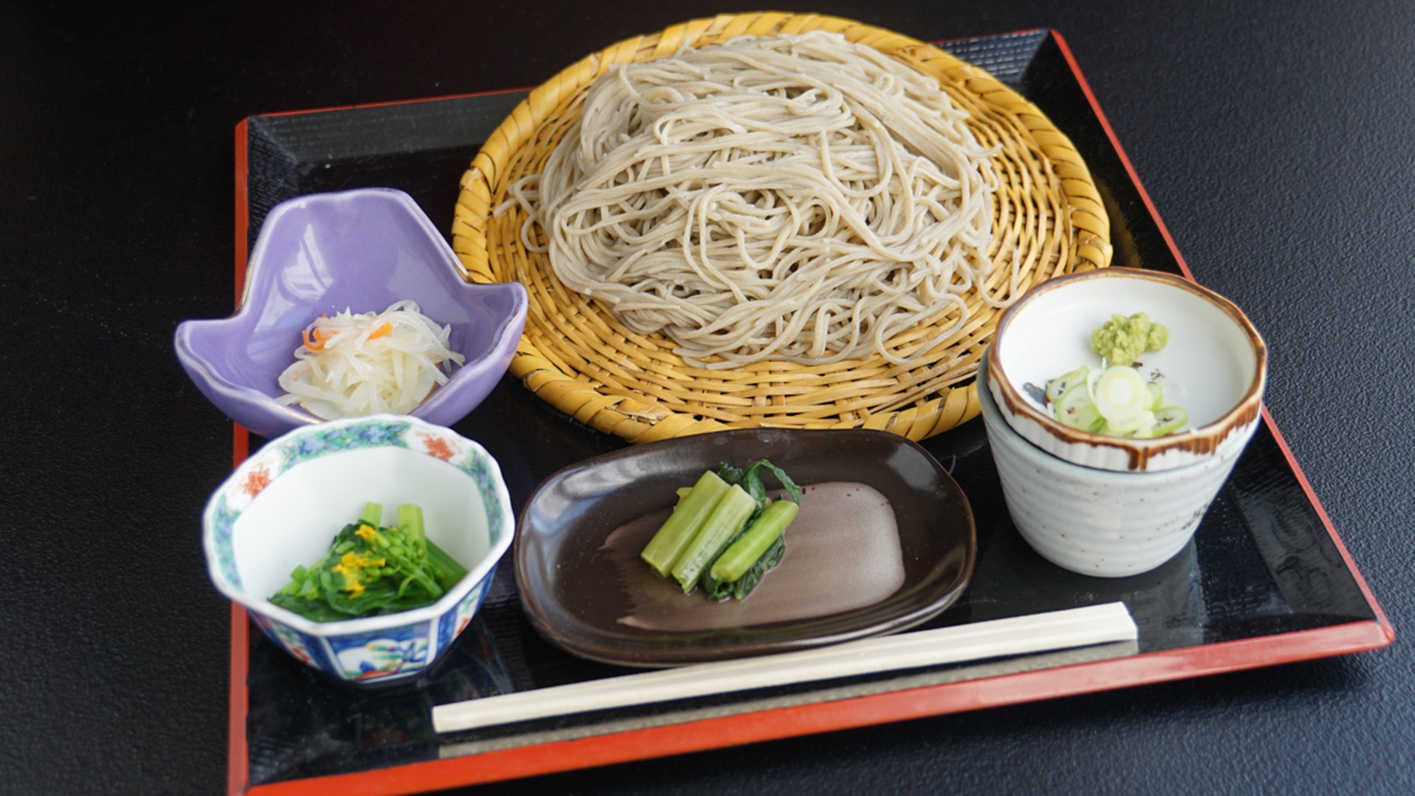 のどごしがよくて、ツユはすっきり辛め。このお蕎麦は当宿の誇りです。