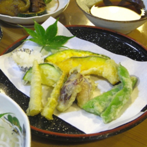 *【夕食一例】裏山で採れた山菜の天ぷら。