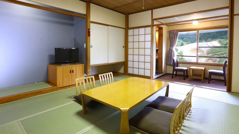 万座温泉日進舘 本館 和室10畳と広縁