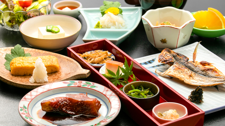 【ご朝食（基本）】お部屋食でのんびりと。伊豆下田直送の金目煮付、地鯵の干物、だし巻き卵など。