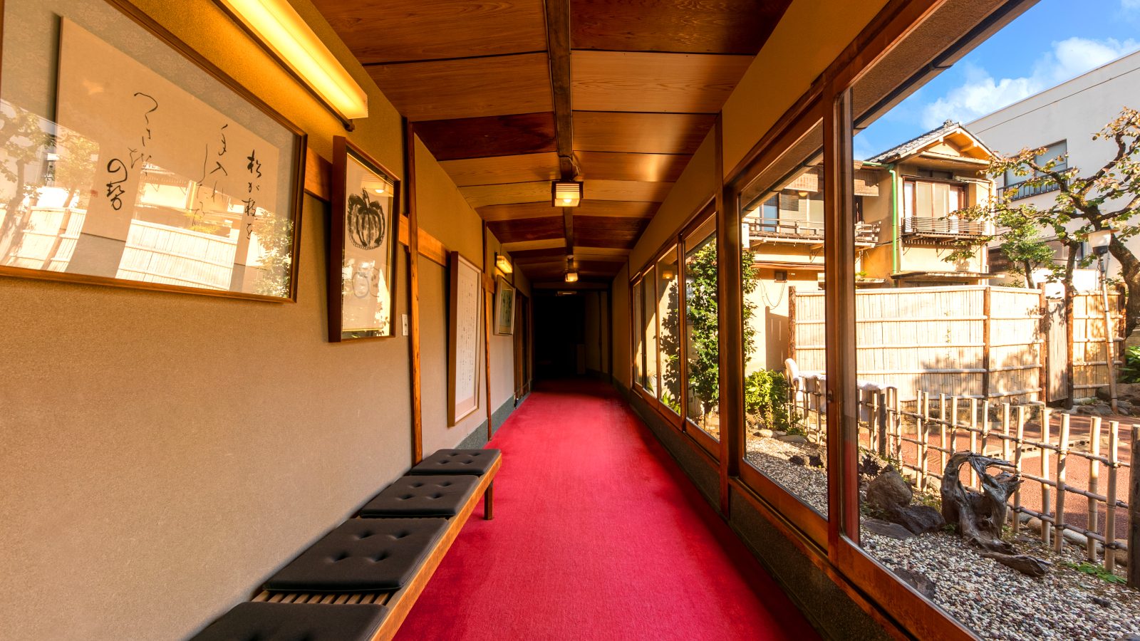 【玄関口】昭和7年創業の歴史を感じさせる、レッドカーペットを敷き詰めた昔ながら雰囲気が好評です。