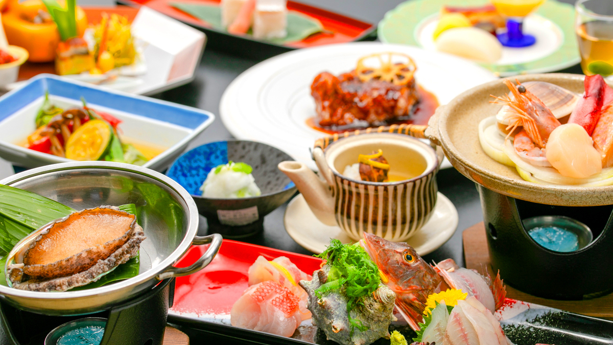 【基本夕食】伊豆近海産のあわび、地魚入りのお刺身、海鮮陶板など。伊豆の旬の味覚をご堪能。