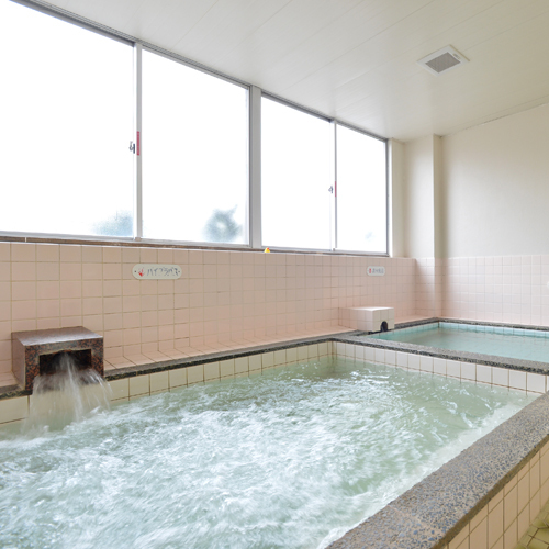 水風呂　　広さ1.4mX1.7m サウナの後は、水風呂でシャキッと！ 温まった体を一気に引き締めて、体もお肌も活性化させます。 サウナと交互に入浴すると、痩身やストレス解消に一層効果的です。 効能：ストレス解消、肌の引きしめ