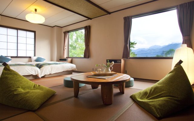 【2階花フロア】アルプス側バストイレ付和室12畳（定員4名）