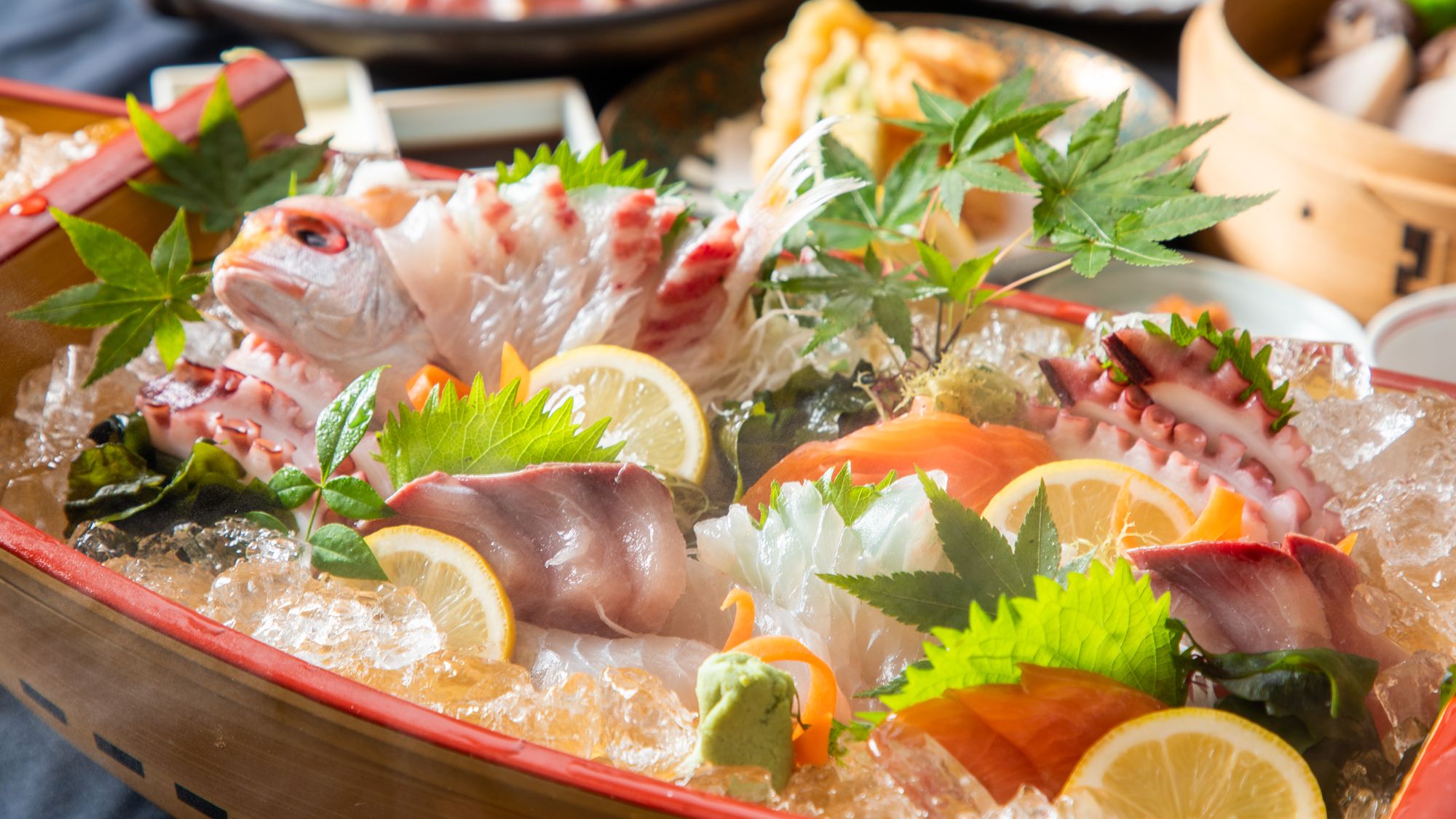 旬の地魚を盛り込んだ、彩り豊かな船盛