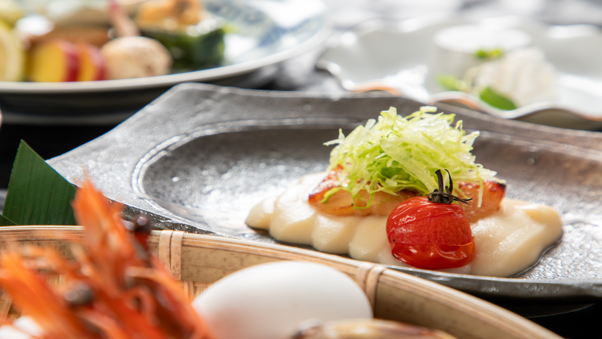 厳選された魚と野菜を使った和洋折衷の一皿。旬の味覚を丁寧に仕上げました