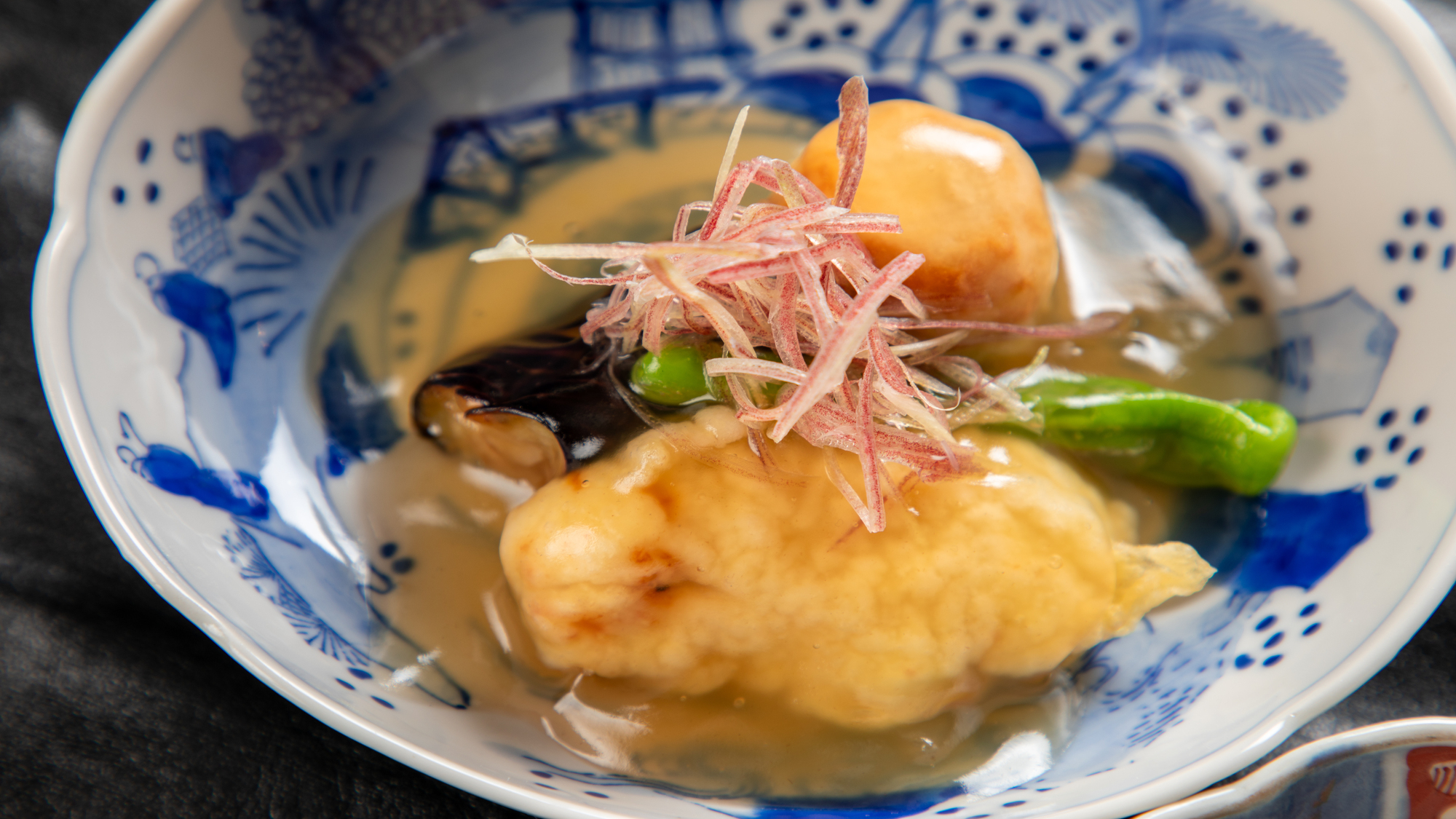 だしの風味が香る煮物。職人の技が光る、奥深い味わいの一品です