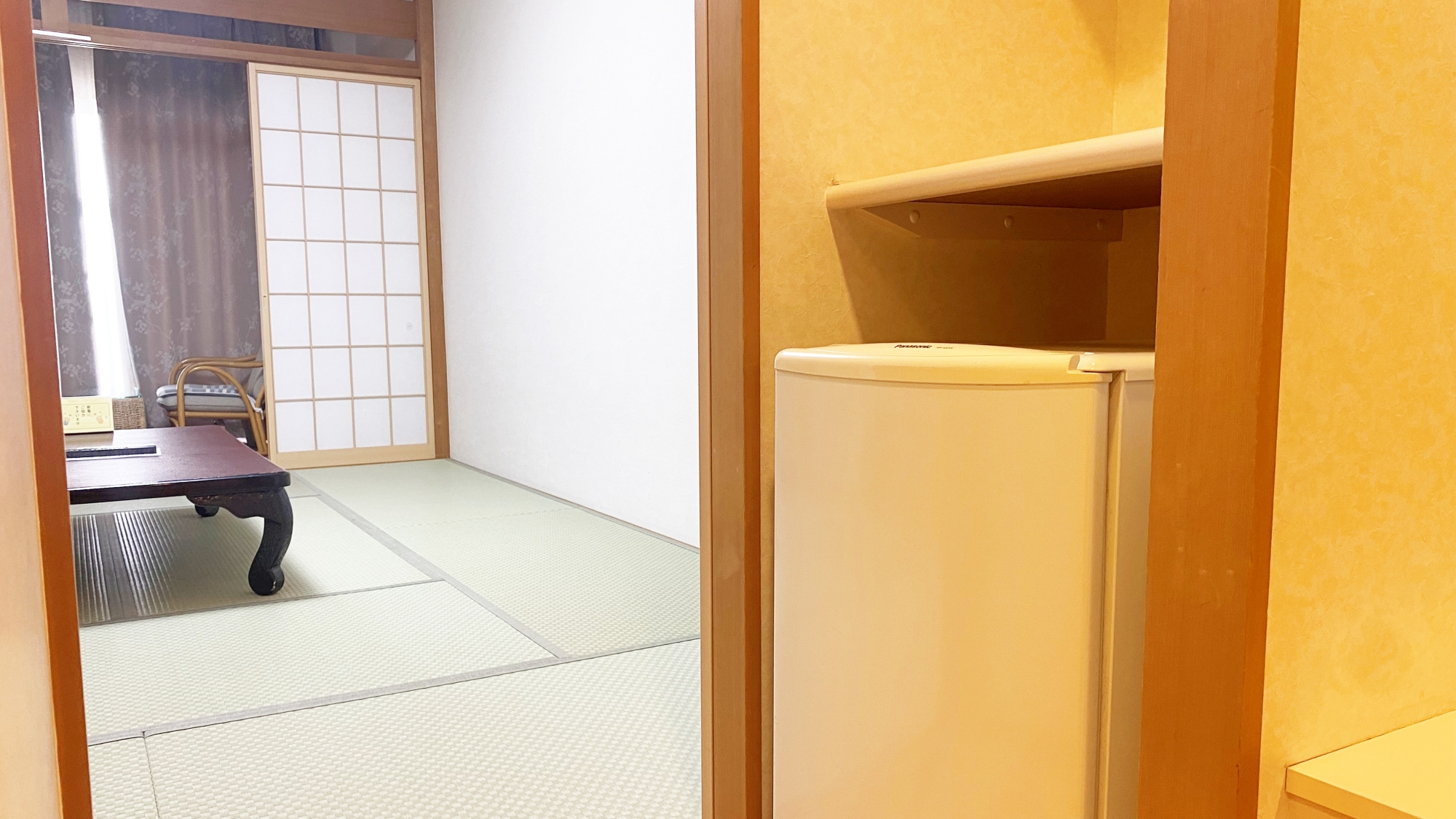 *【客室設備】冷蔵庫完備で、大きさも十分。持ち込みも安心の設備です。
