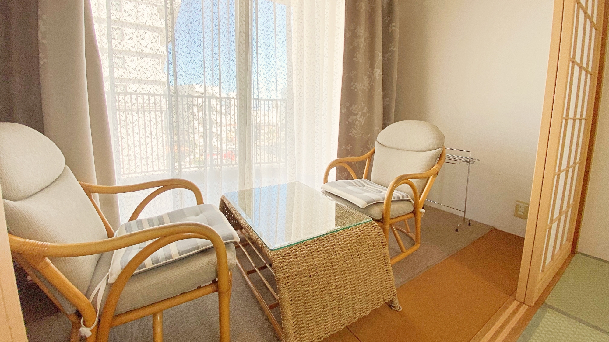 *【お部屋一例】広縁でゆったりお寛ぎいただけます。