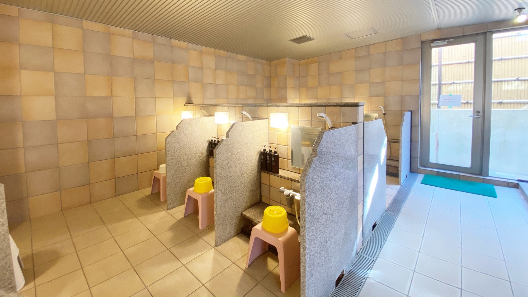 *【大浴場】広々とした洗い場で、快適なバスタイムをどうぞ。