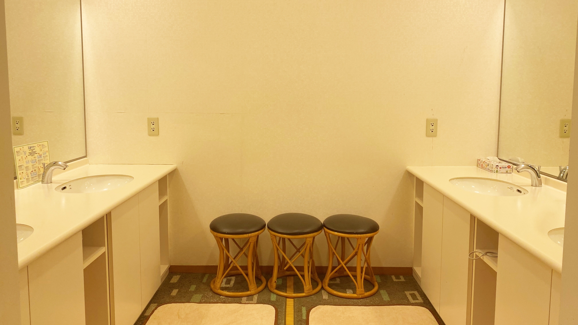 *【大浴場】お風呂あがりの身支度に便利な空間。ドライヤーも完備。