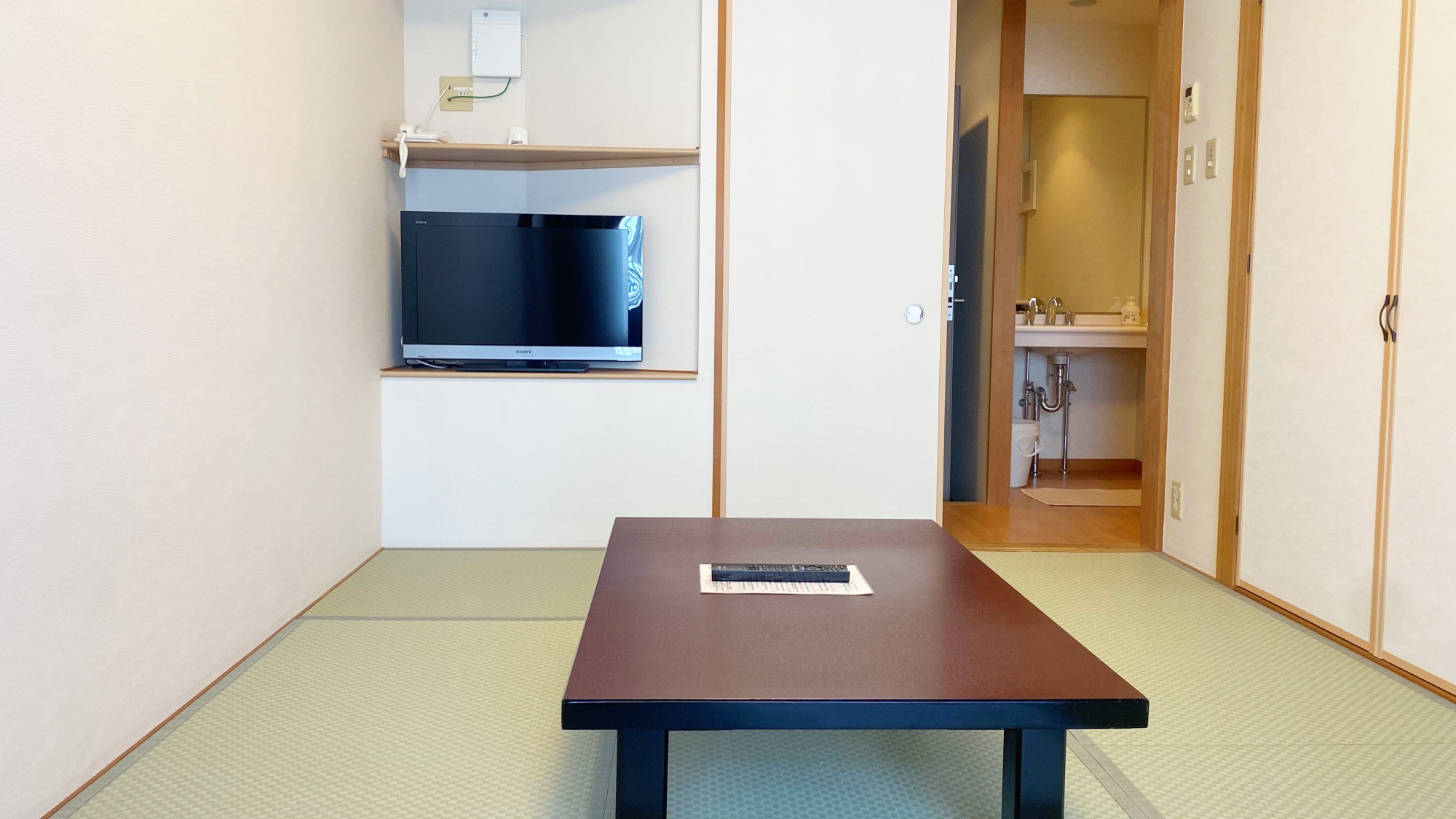 *【お部屋一例】6畳のお部屋。1～2名様に最適、テレビもお使いいただけます。