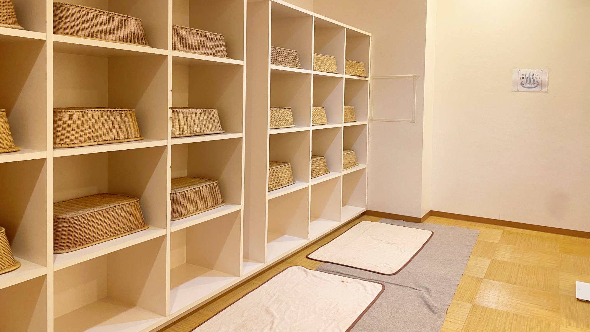 *【大浴場】広々とした脱衣所で、お風呂前後の時間を快適に。