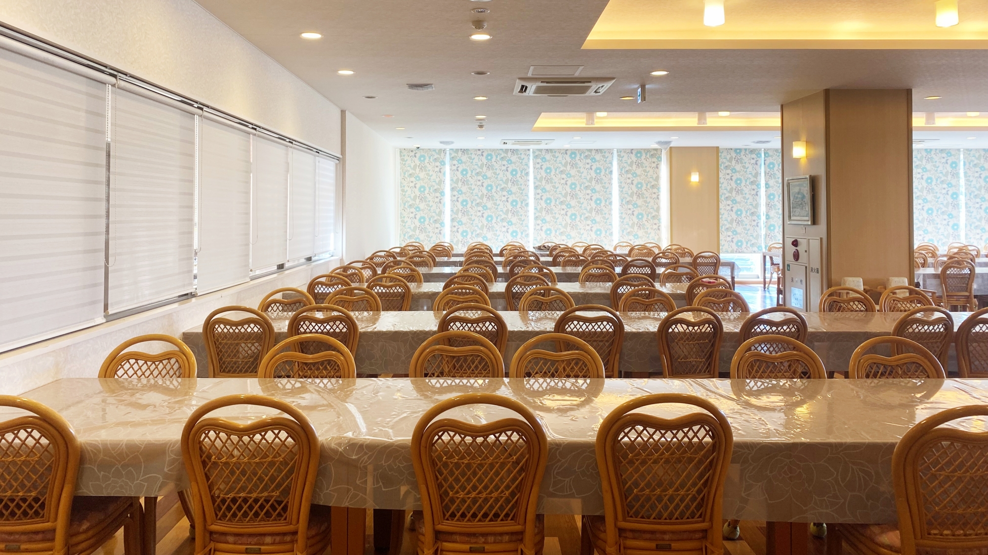 *【館内設備】明るく開放的な食堂で、広々空間です。