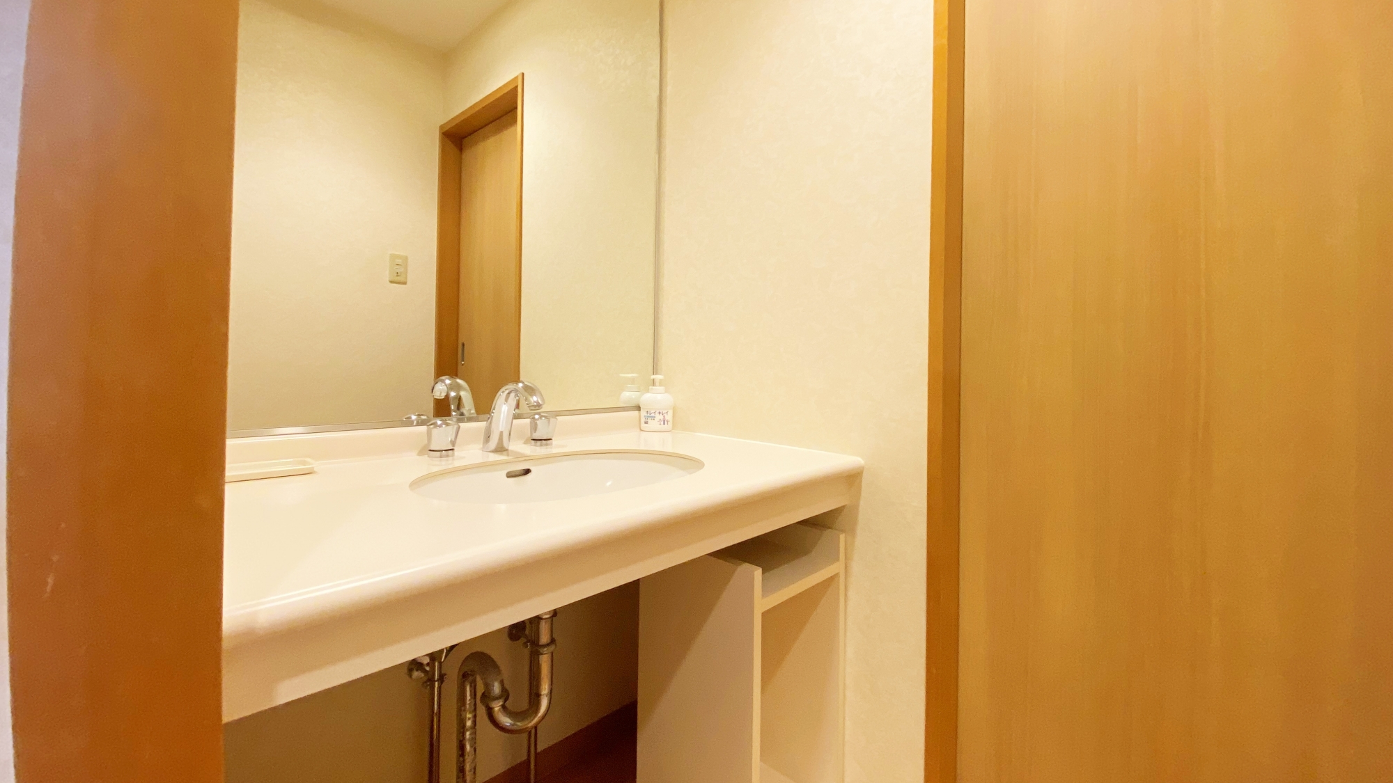 *【客室設備】広々とした洗面台で朝の支度もスムーズ。