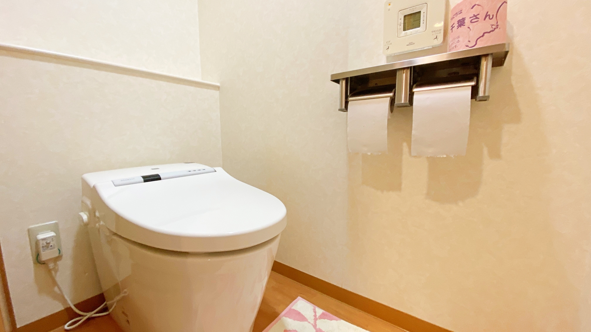 *【客室設備】清潔感あふれる温水洗浄機能付きトイレ。