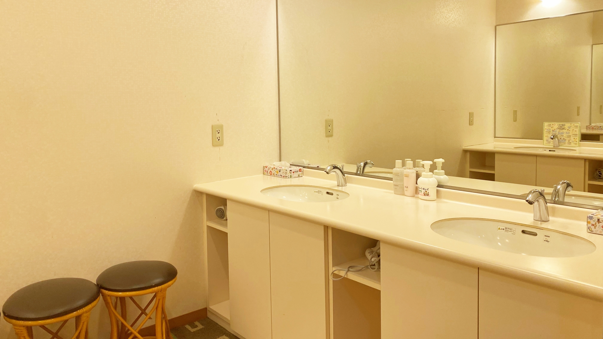 *【大浴場】明るく清潔な洗面スペースです。ドライヤーも完備。