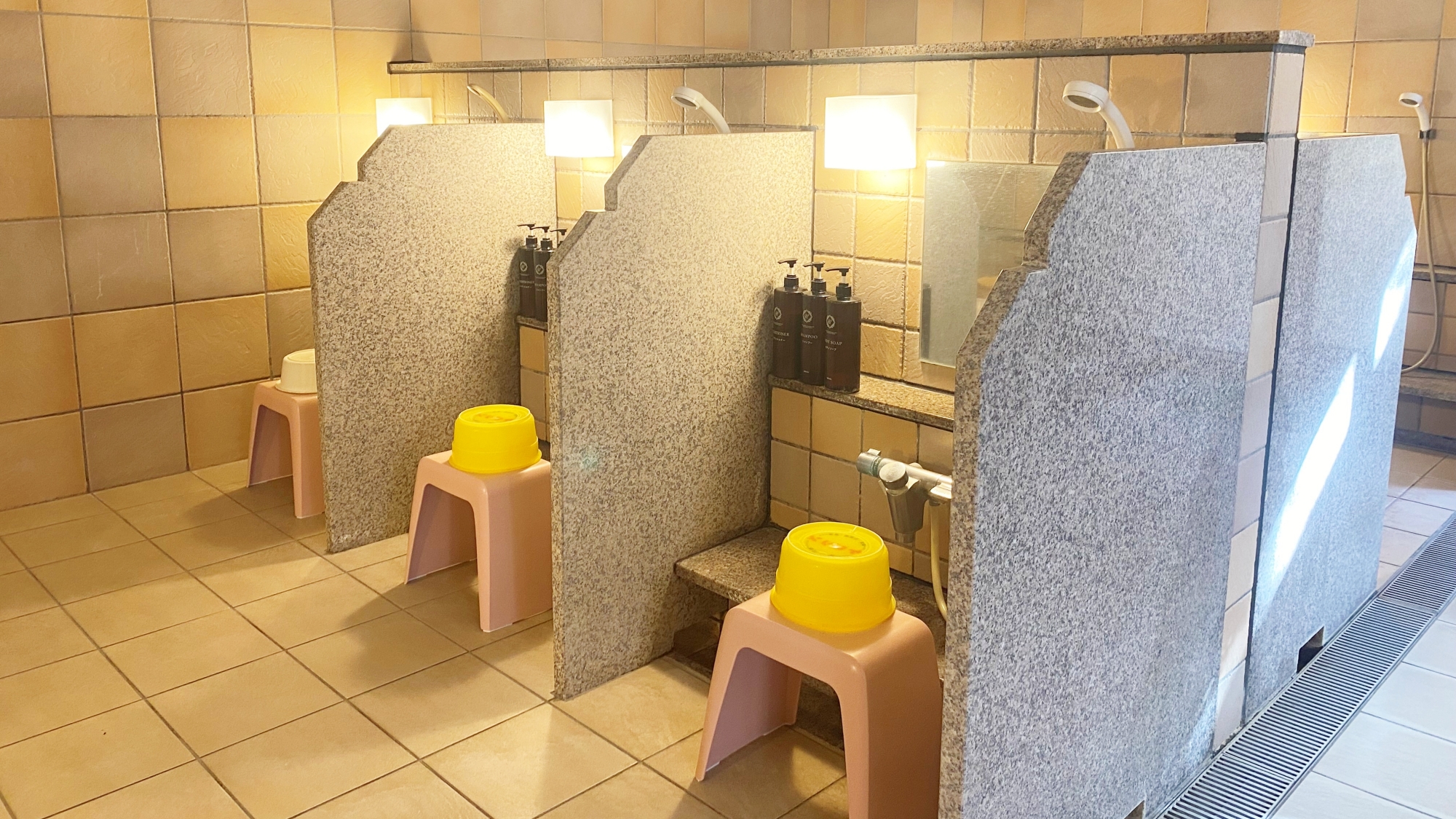 *【大浴場】広々とした洗い場で、快適なバスタイムをどうぞ。