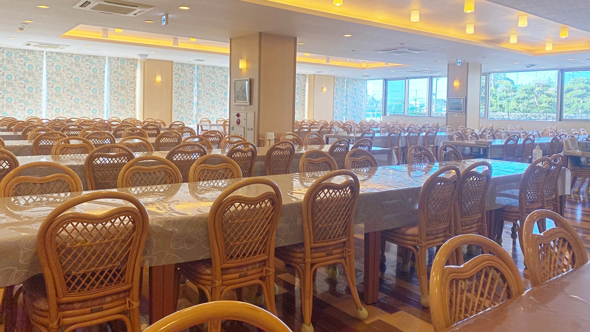 *【館内設備】明るく開放的な食堂で、広々空間です。