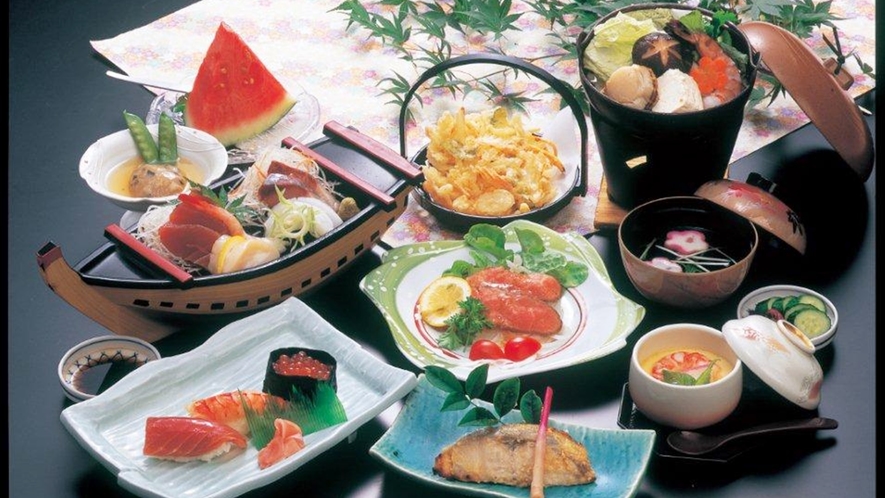 *ご夕食一例/新鮮な地魚や旬の野菜などふんだんに盛り込んだ会席料理をご用意いたします。