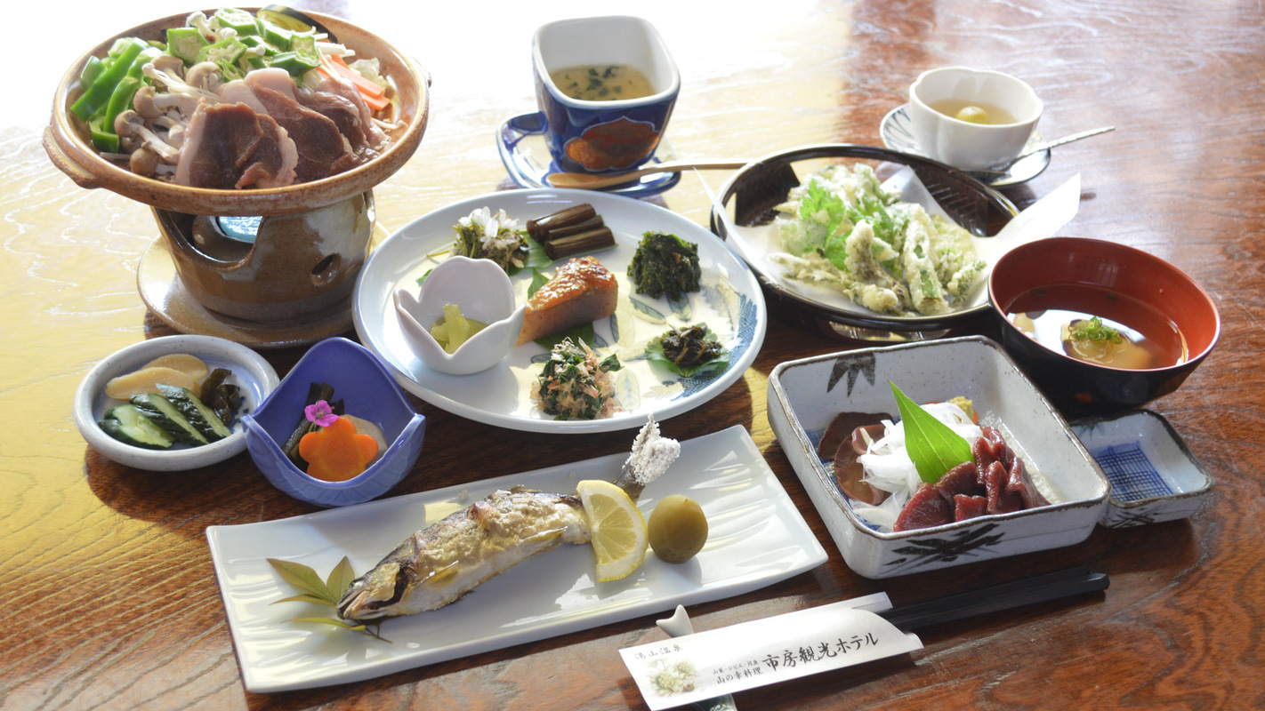 【スタンダード2食付】年間約50種類の山菜を使用！季節替わりの手作り山菜料理