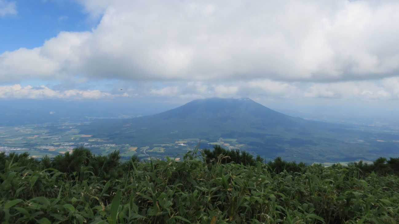 【アンヌプリ登山】稜線からの素晴らしい眺望を見ながら登れます。