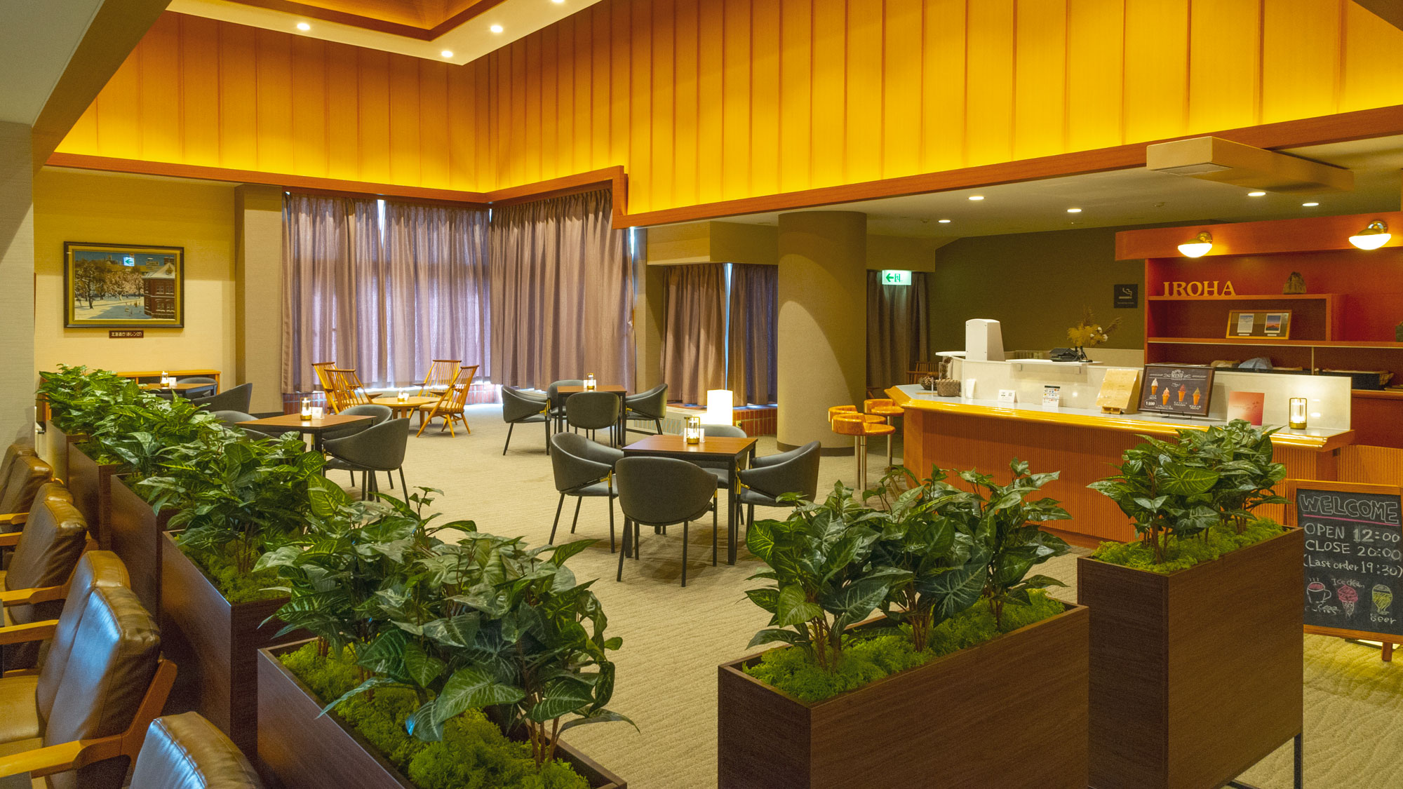 【喫茶コーナー「モリノカフェ」】 吹抜けの天井、開放的な空間でお寛ぎください