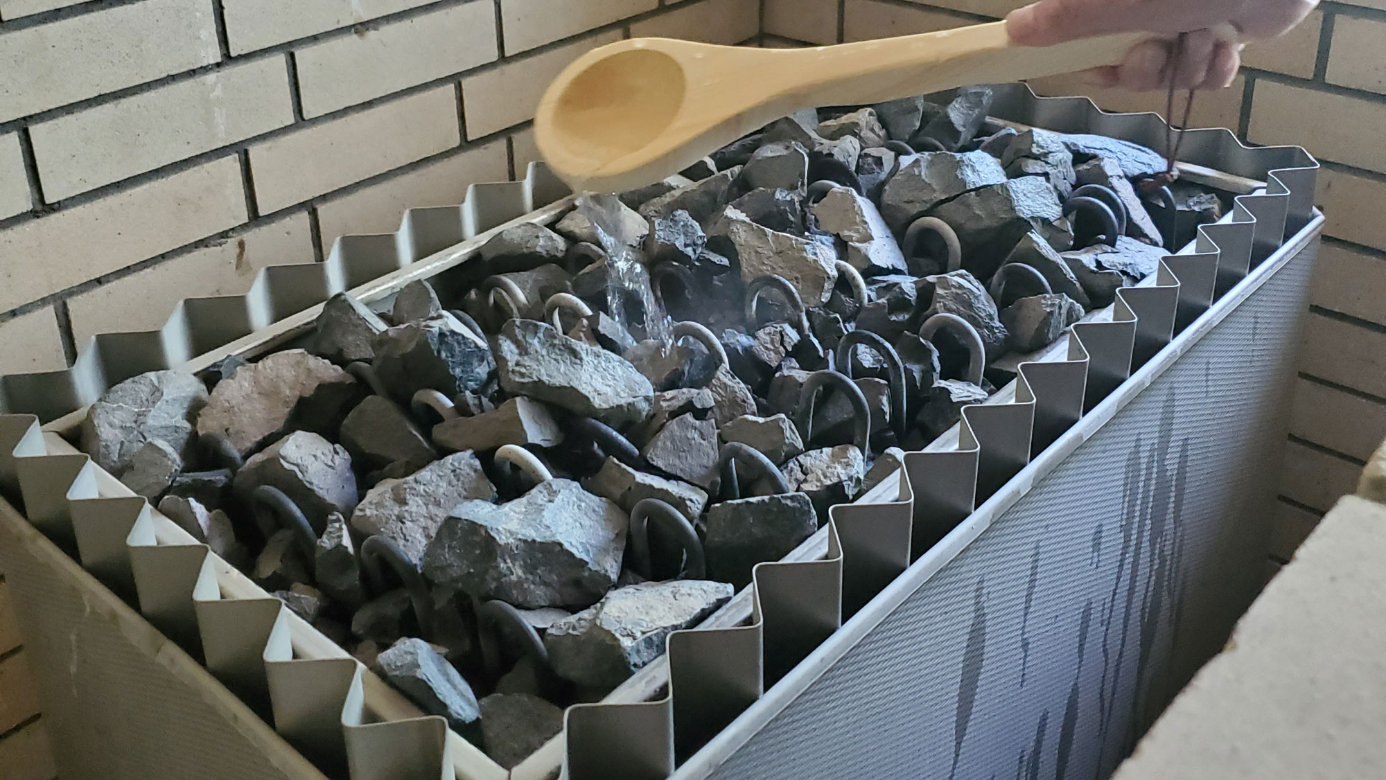 サウナストーンに柄杓で水をかけ、立ち上った蒸気により発汗を促進♪