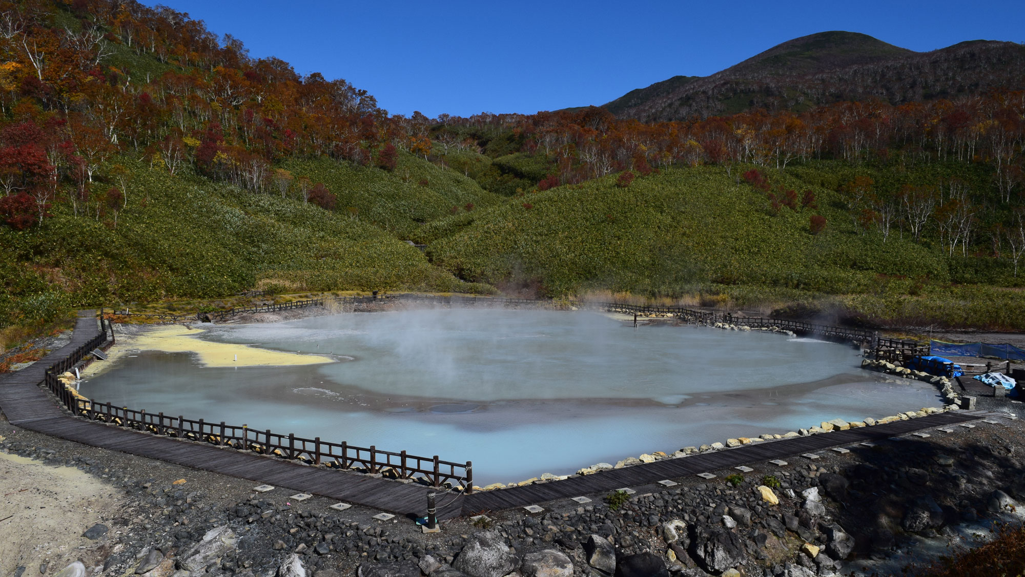 大湯沼 湯本温泉の源泉。激しい噴気が特徴。