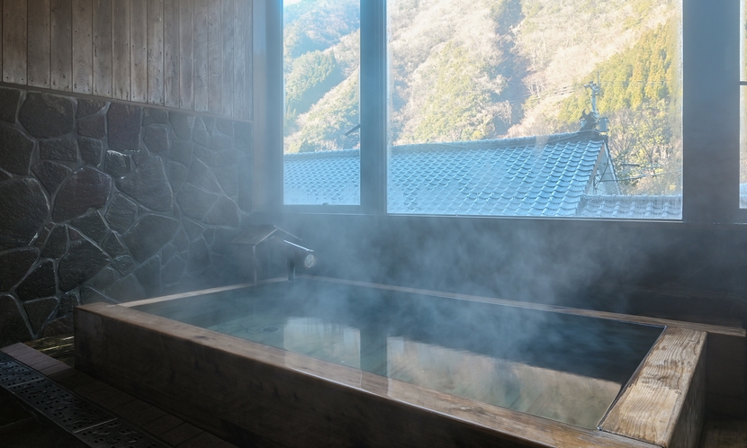 *【檜風呂】温泉ではございませんが、窓から秘境ならではの山間風景をお楽しみいただけます。