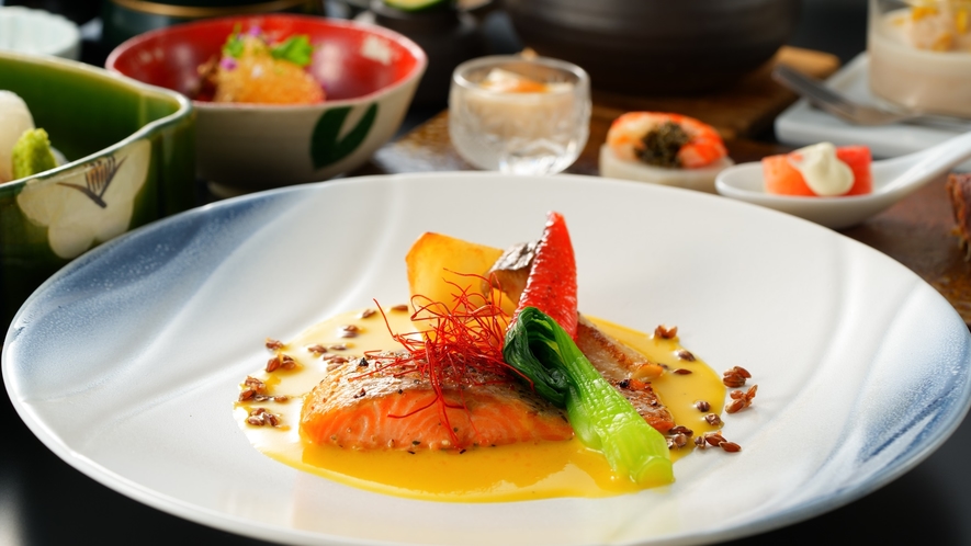 夕食｜花べっぷ会席　魚料理　湯布院サーモンのサフランソース（一例）
