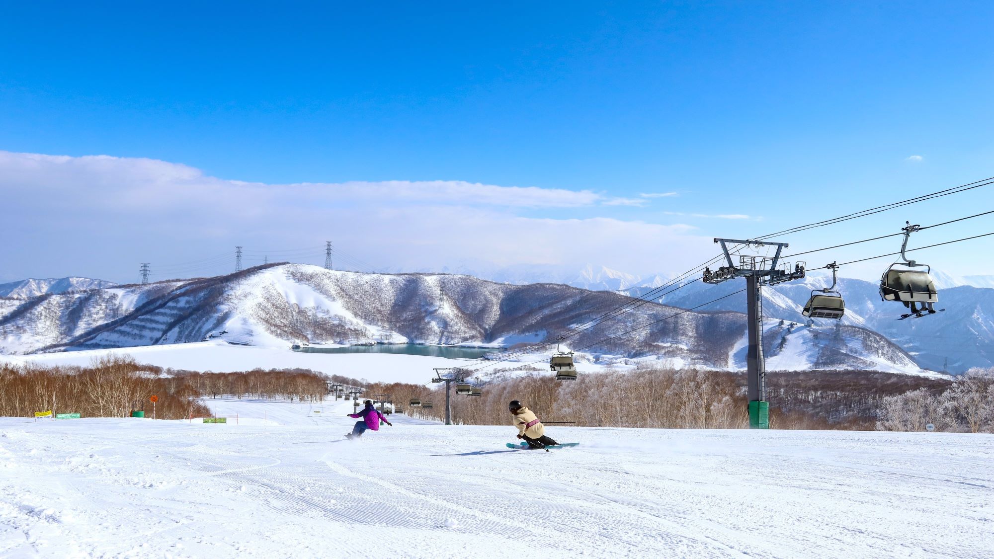 【10:00】二居湖の神秘的な輝きを眼下に、白銀のパノラマをゆったりと滑り降りる至福のひと時。