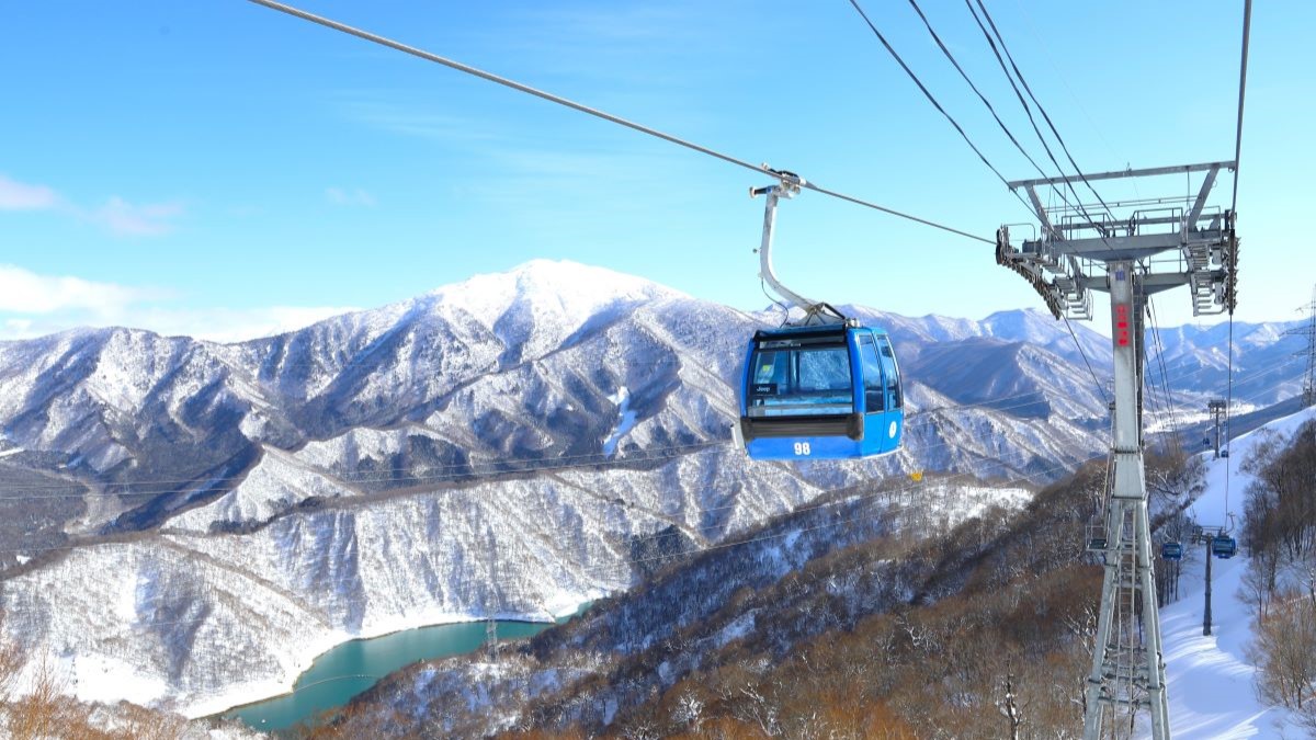 苗場からかぐら田代エリアへ。二居湖の神秘的な輝きと刻々と変わる絶景に、心奪われる至福の空旅。