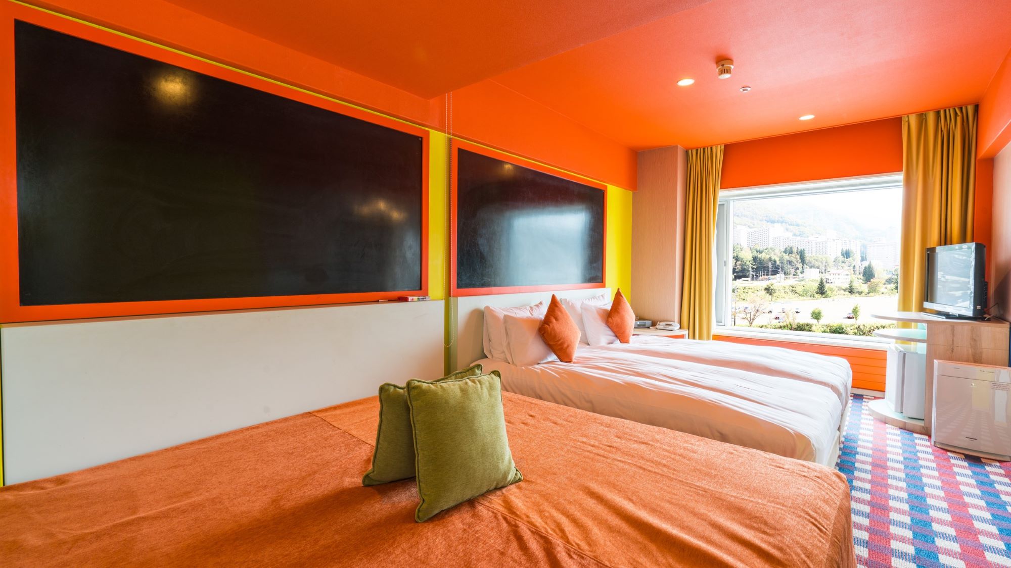 6号館遊ROOMウォール禁煙(リバービュー)黒板やホールドの壁で、自由な遊びを満喫できる空間。