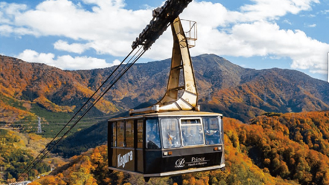 田代ロープウェー、山頂駅からはエメラルドグリーンの“田代湖”や“苗場山”など雄大な山々が見渡せます。