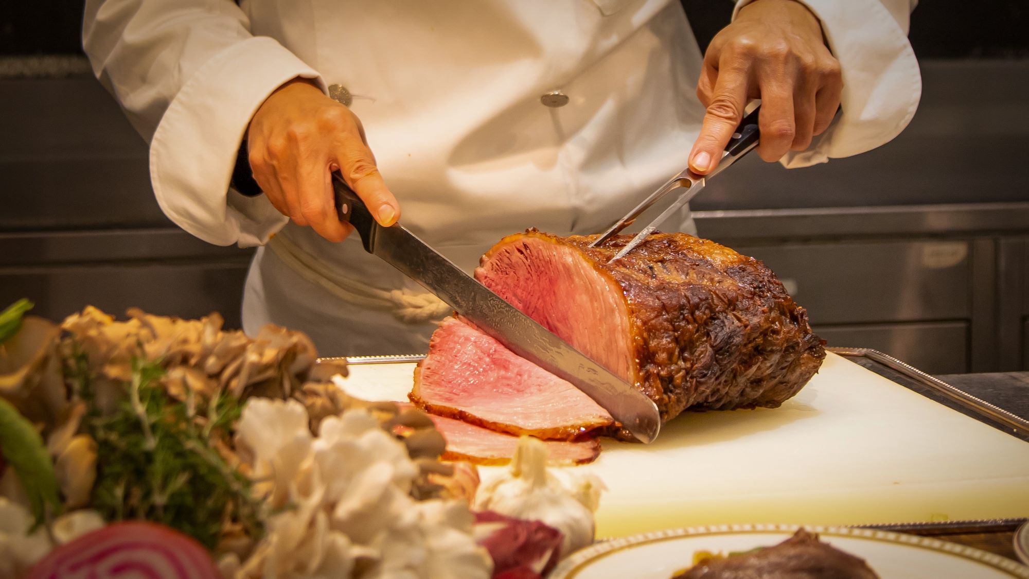 【18:00】スキー後は「アゼリア」へ。新潟産の酒と絶品ローストビーフで、地産の旬を堪能。