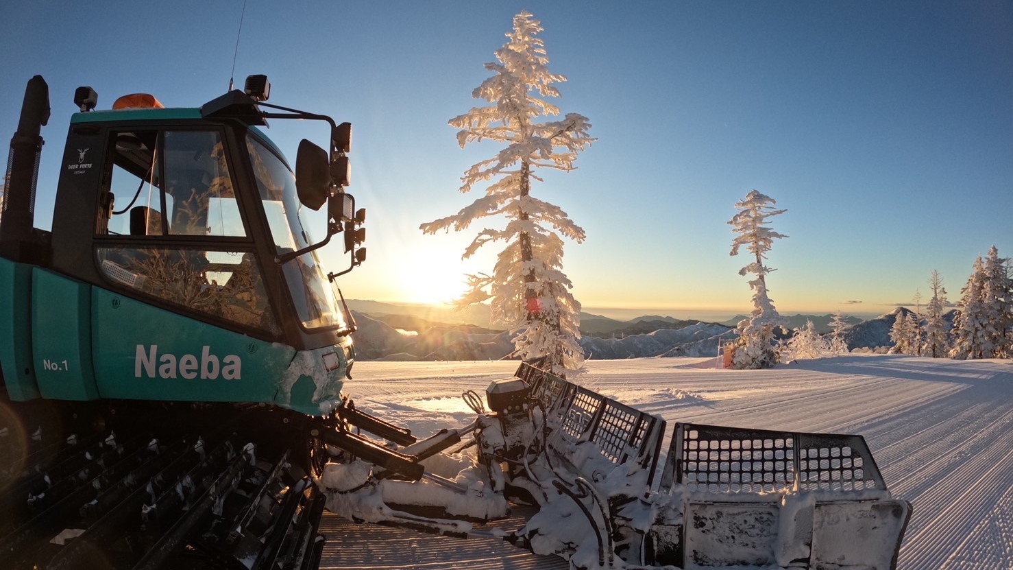 誰も知らない、一番美しいゲレンデの誕生。今日も夜明け前から作業は続く。