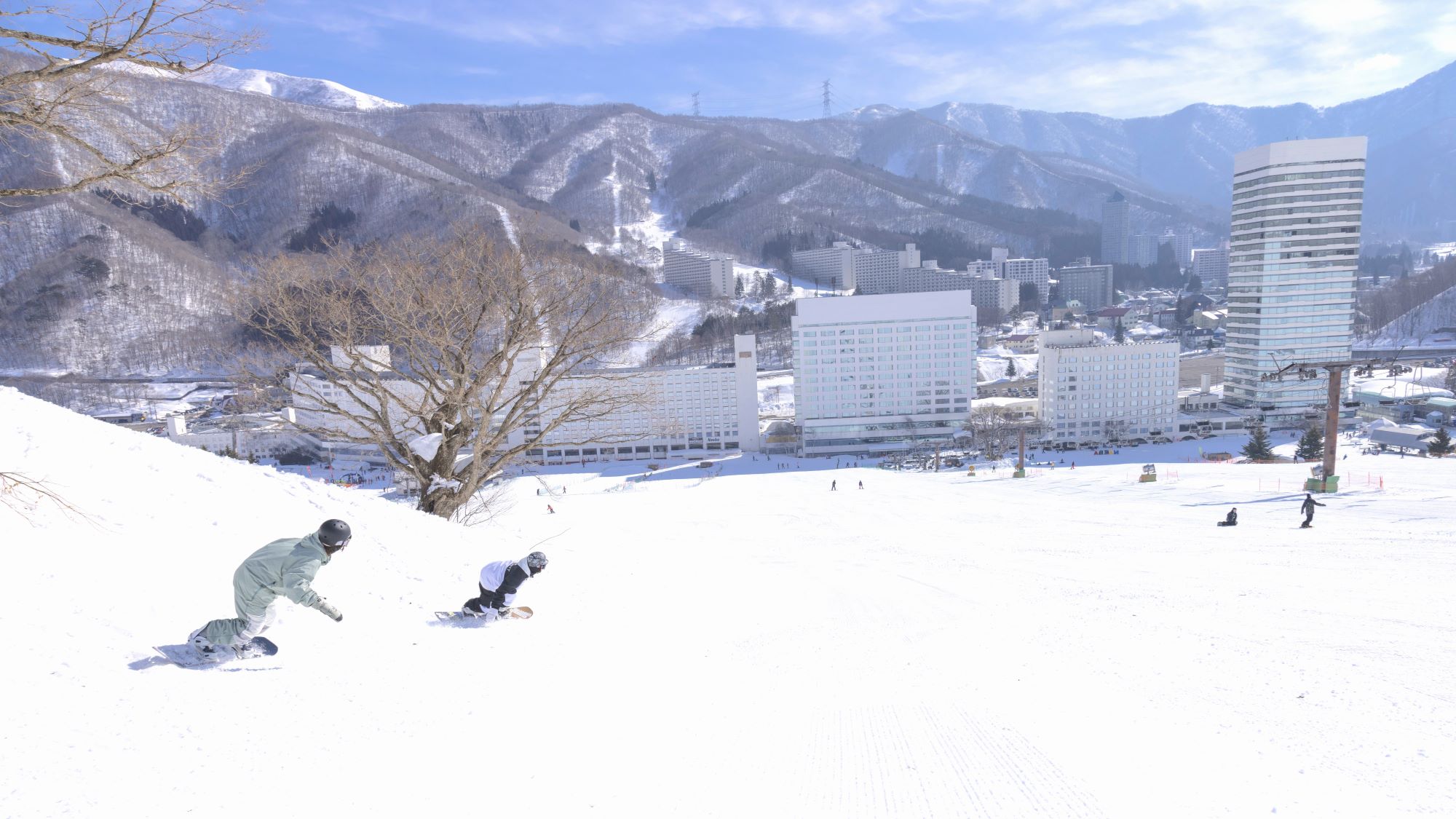 一面の銀世界を自由に描くシュプール。最高のパウダースノーを独占する贅沢なひとときを。