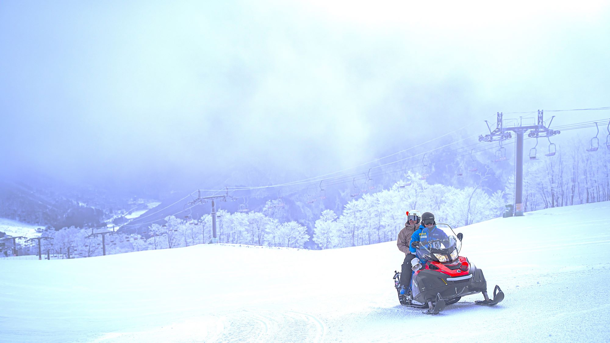 【7:30】スノーモービルで標高1,789mの極上へ。誰もいない静寂の銀世界に一番乗り。