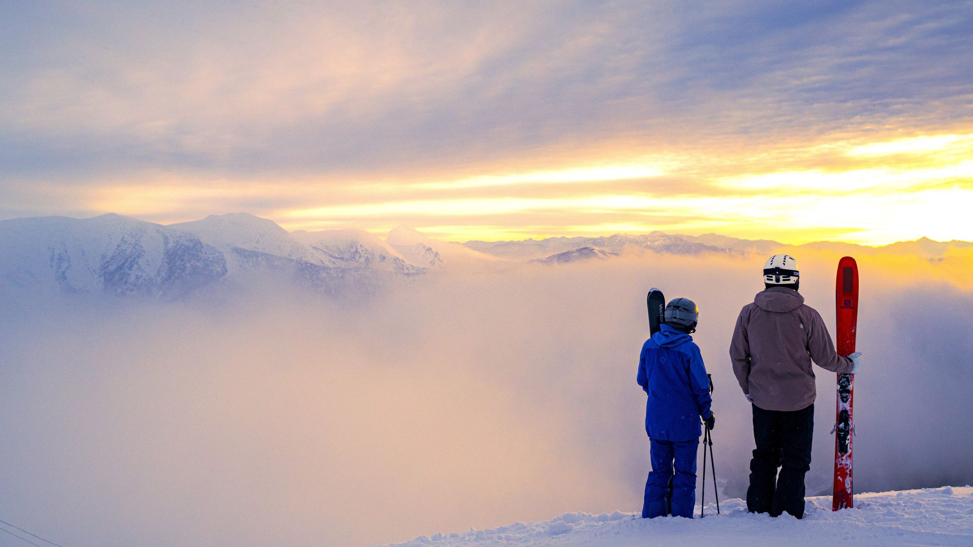 標高1,789mの頂で。黄金色に輝く朝焼けと一面の雲海、今この場所だけの贅沢な絶景を独り占め。