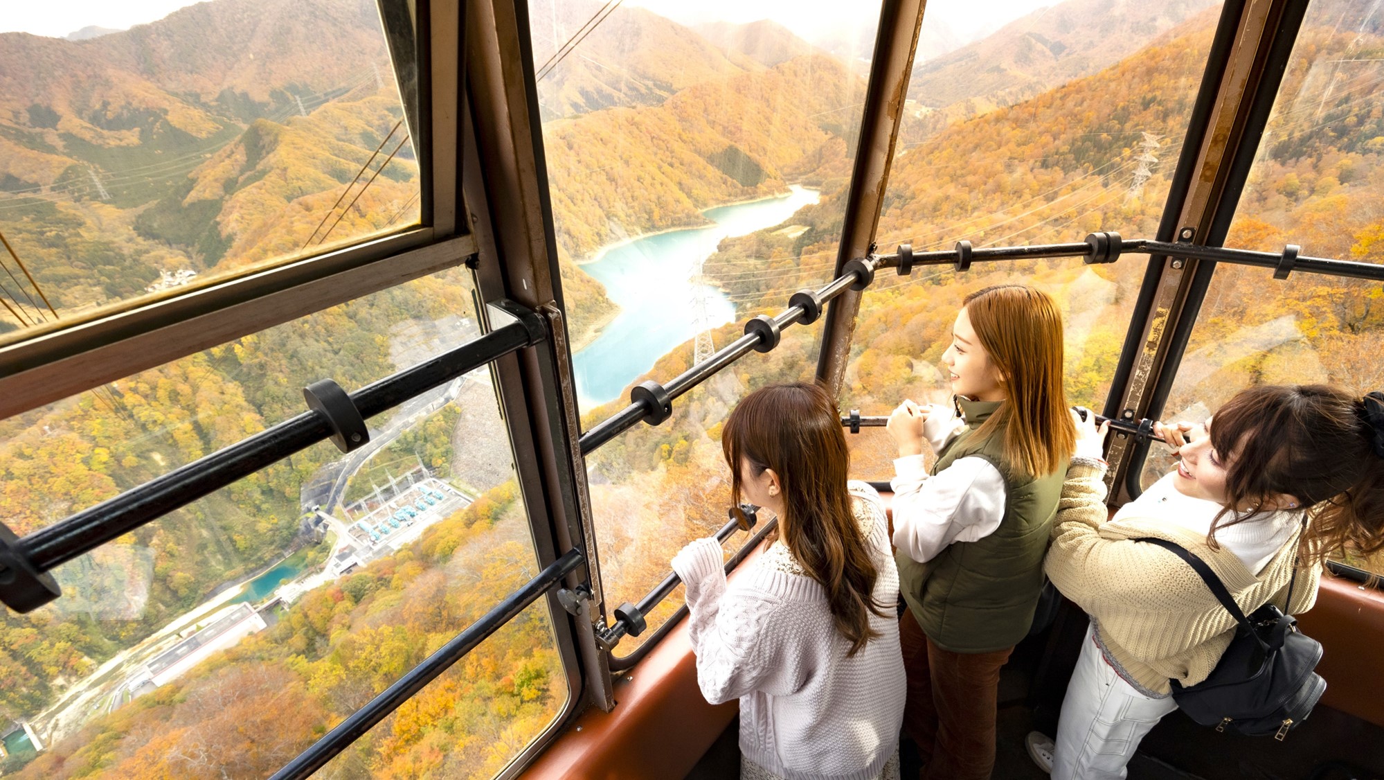 【14:30】田代の空中から眺める、どこまでも続く色鮮やかな紅葉の大パノラマ。