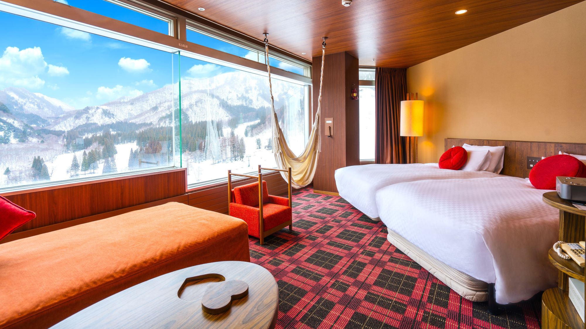 【15:00】苗場プリンス「暖らんROOM」。山小屋風の室内でゲレンデビューと非日常を満喫。