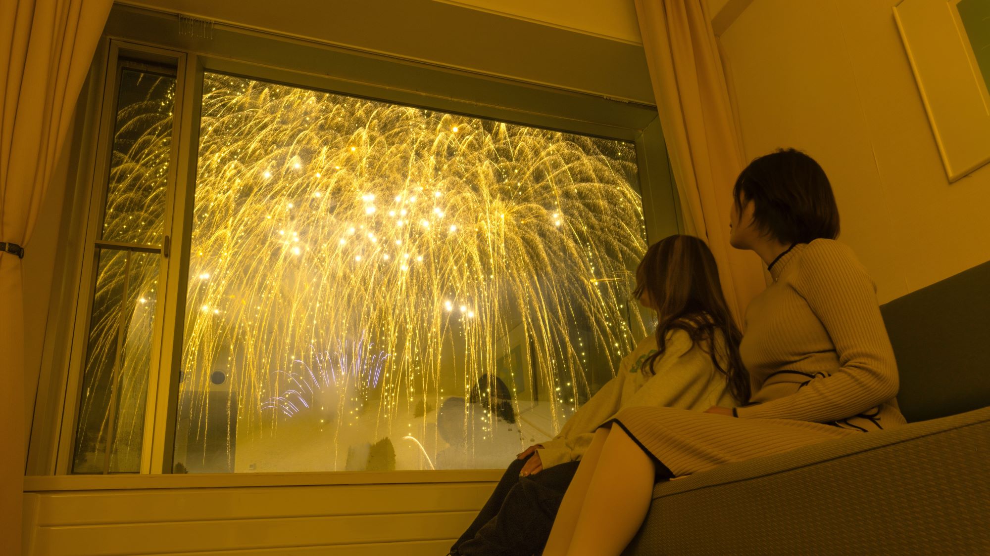 【20:45】冬の夜空を彩る光の華。暖かい特等席から眺める打ち上げ花火が、特別な冬の夜を演出。