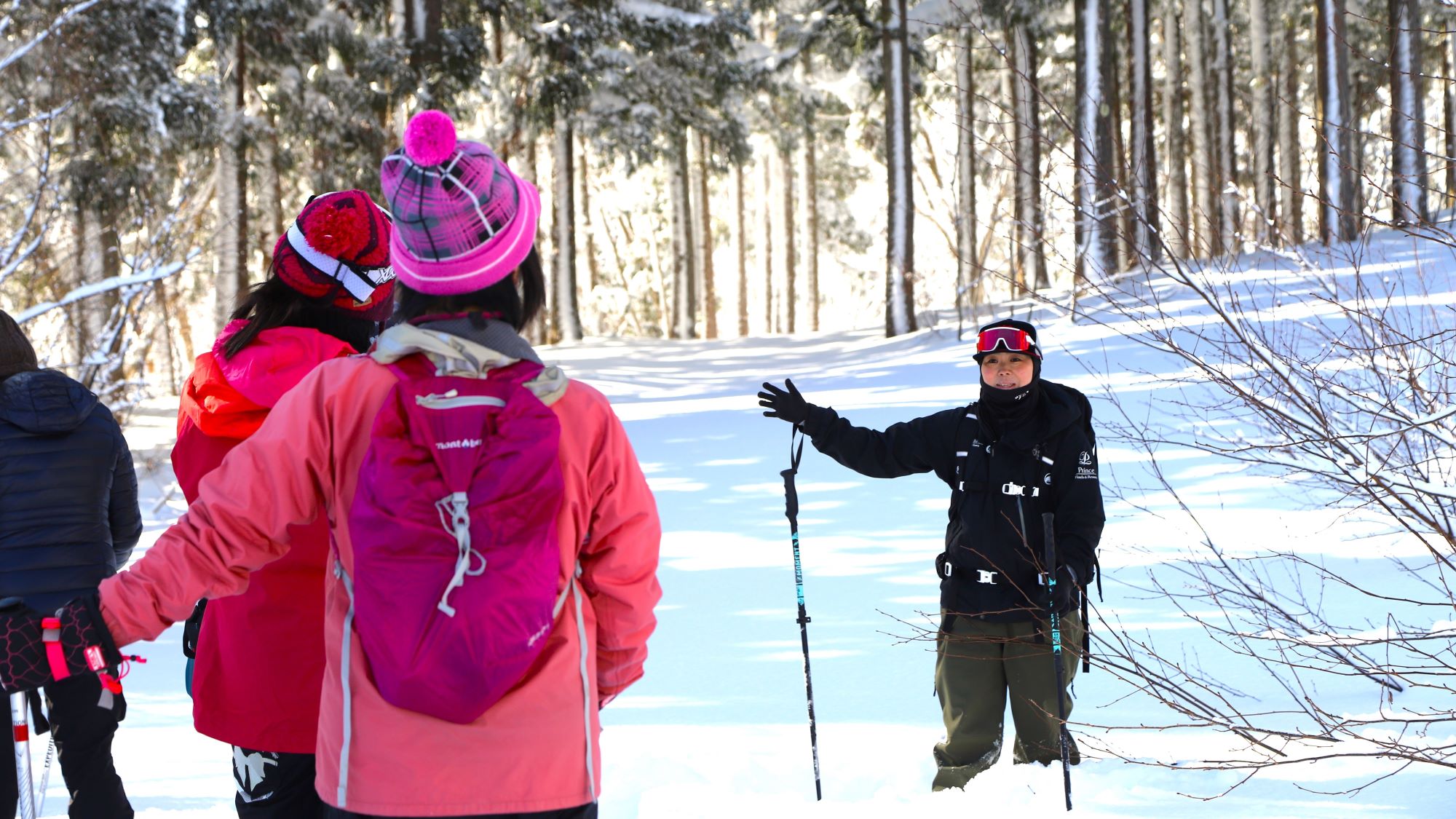 【9:00】一面の銀世界を歩くコツ。プロの解説に期待が高まる、苗場ならではの冬の冒険へ。