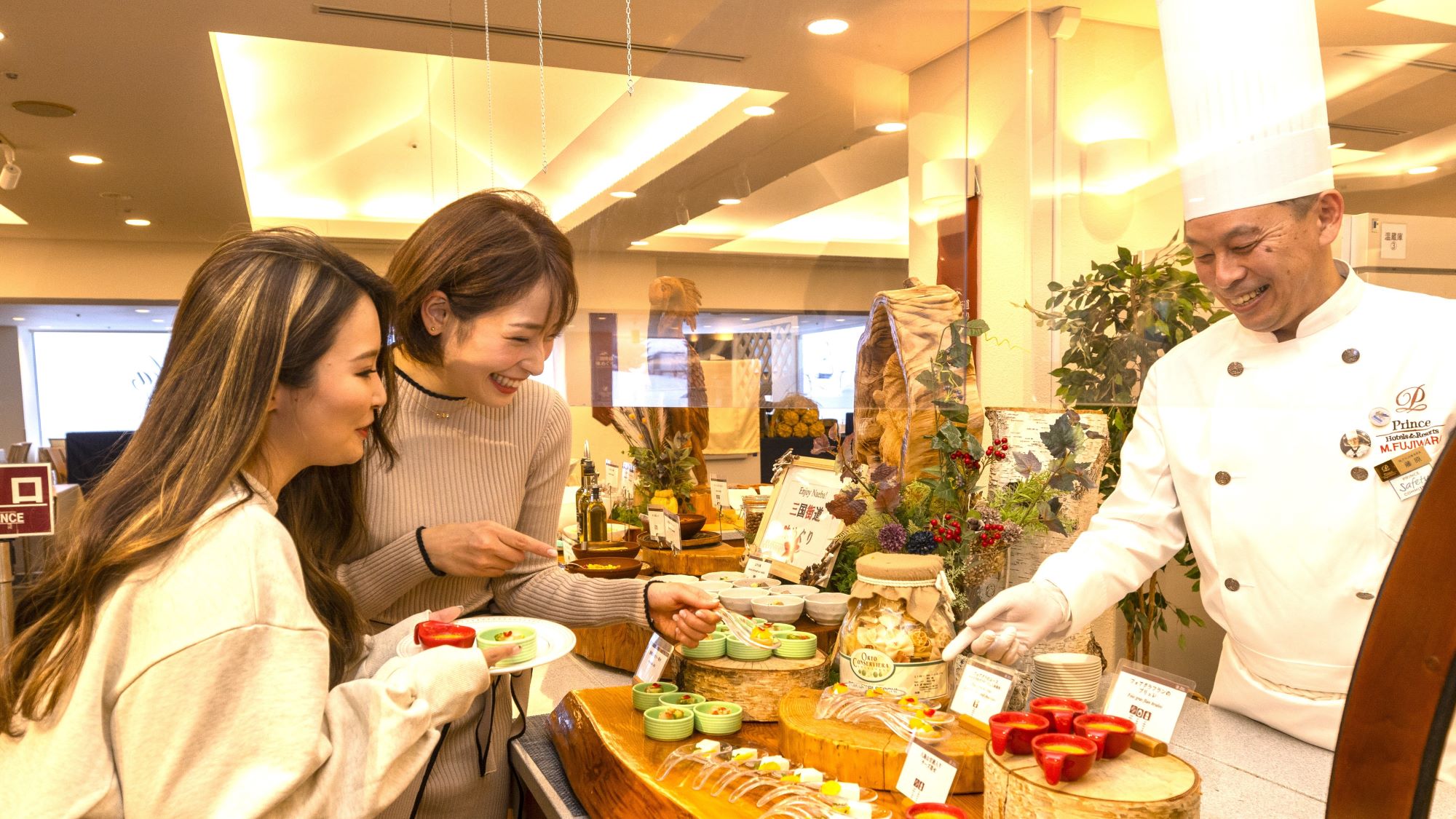 【18:00】種類豊富なメニューに目移り。滑った後の体に染み渡る、こだわり料理の数々に心躍る。