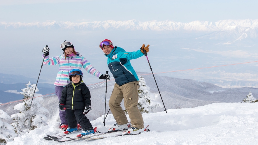 ご家族で楽しくスキー♪小学生のお子さまは焼額山スキー場リフト券が全日無料！